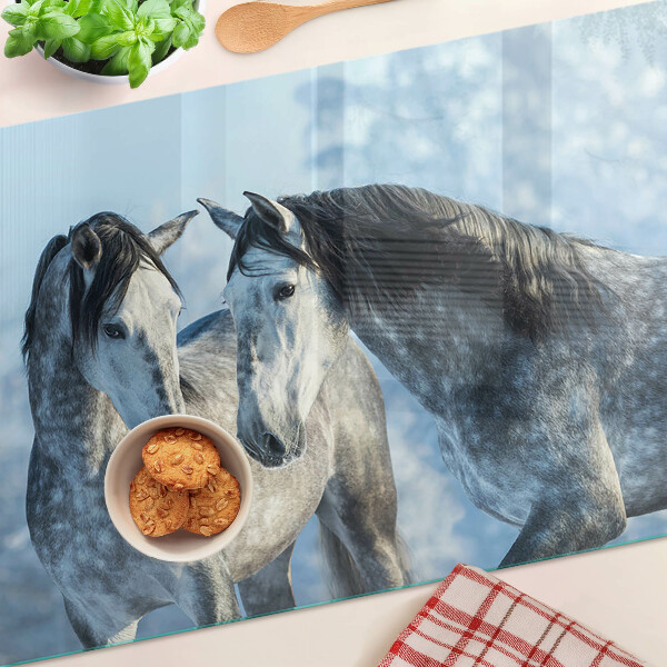 Tagliere in vetro con stampa di cavalli in un paesaggio invernale
