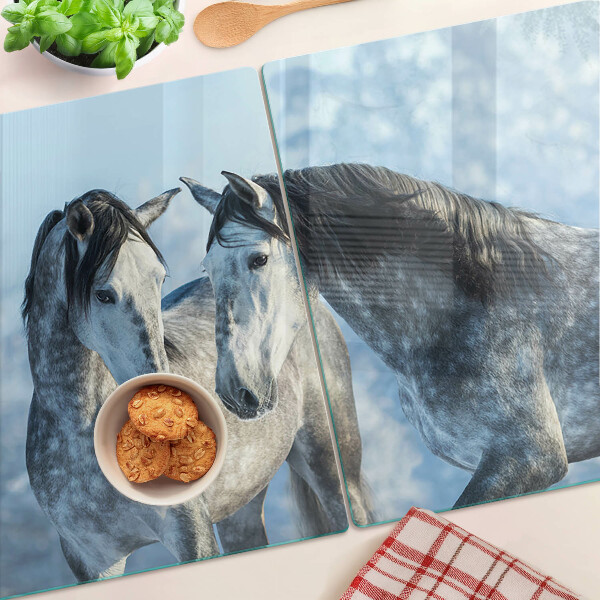 Tagliere in vetro con stampa di cavalli in un paesaggio invernale