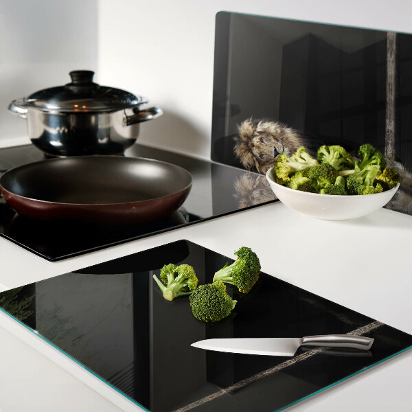 Tagliere in vetro temperato con stampa raffigurante un leone su sfondo scuro