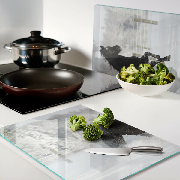 Tagliere in vetro temperato con il decoro di cavalli in un paesaggio invernale