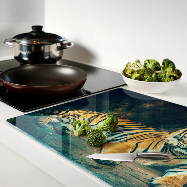 Tagliere in vetro con stampa di una tigre sdraiata sulle rocce