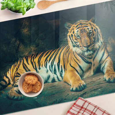 Tagliere in vetro con stampa di una tigre sdraiata sulle rocce