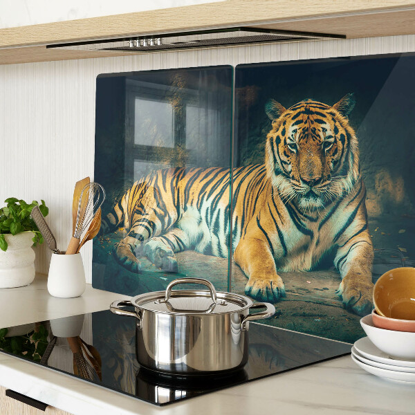 Tagliere in vetro con stampa di una tigre sdraiata sulle rocce