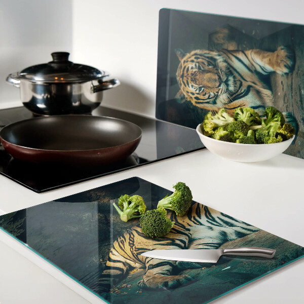 Tagliere in vetro con stampa di una tigre sdraiata sulle rocce