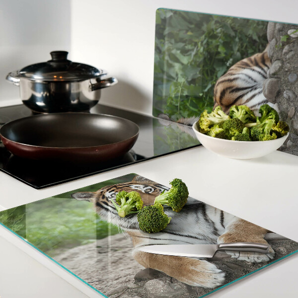 Tagliere in vetro temperato con decorazione raffigurante una tigre nel suo ambiente naturale