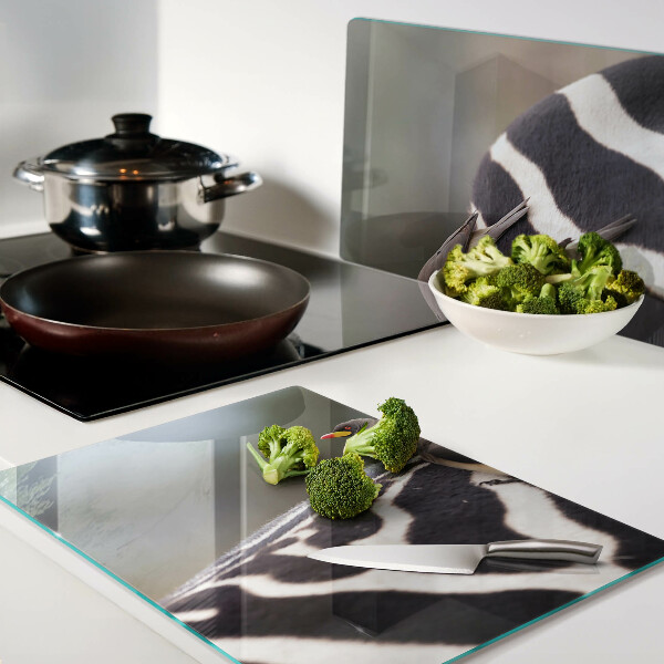 Tagliere in vetro temperato con decorazione di uccelli su sfondo zebrato