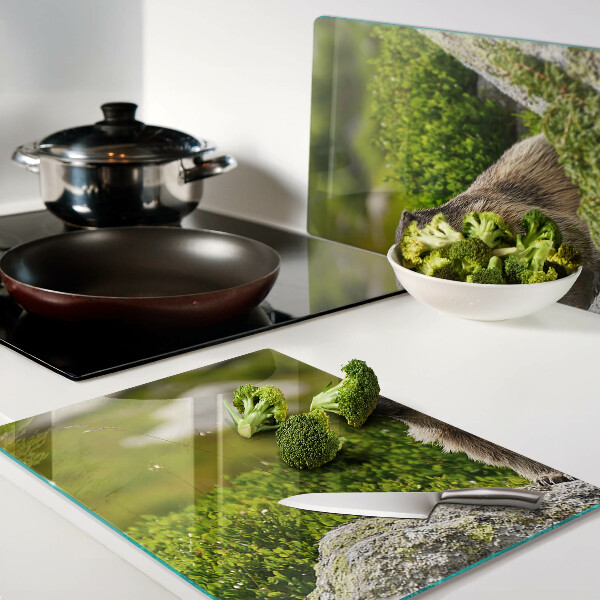 Tagliere in vetro con stampa di una marmotta su sfondo di erba verde