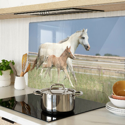 Tagliere in vetro con decorazione raffigurante un cavallo con il puledro sul prato