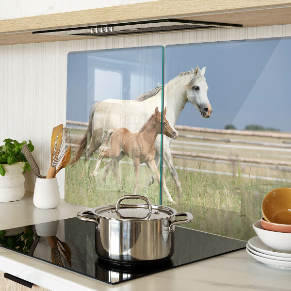 Tagliere in vetro con decorazione raffigurante un cavallo con il puledro sul prato