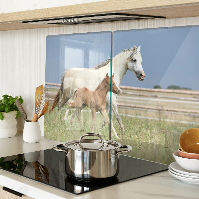 Tagliere in vetro con decorazione raffigurante un cavallo con il puledro sul prato