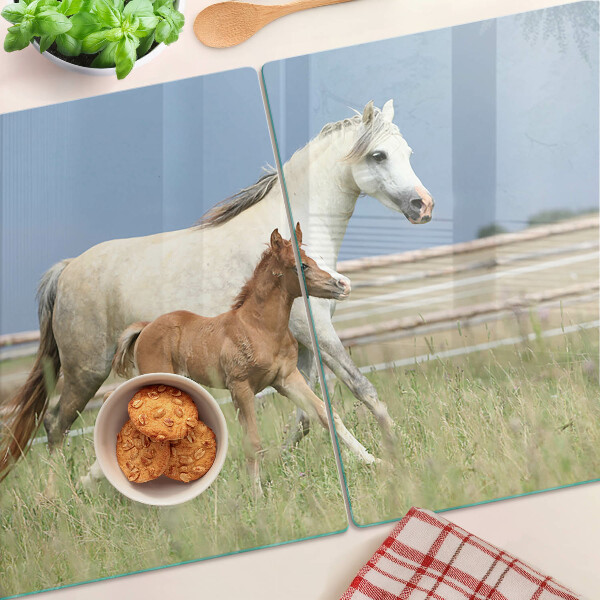 Tagliere in vetro con decorazione raffigurante un cavallo con il puledro sul prato