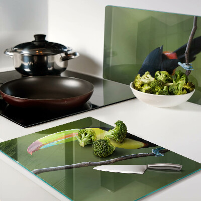 Tagliere in vetro con stampa di un tucano su un ramo