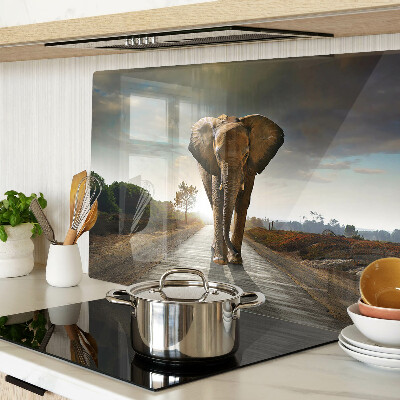 Tagliere in vetro temperato con stampa raffigurante un elefante sulla strada al tramonto