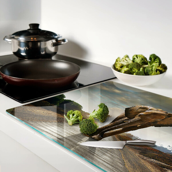 Tagliere in vetro temperato con stampa raffigurante un elefante sulla strada al tramonto