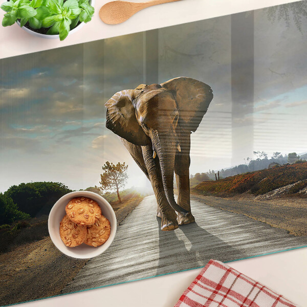 Tagliere in vetro temperato con stampa raffigurante un elefante sulla strada al tramonto