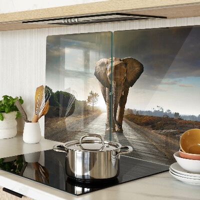 Tagliere in vetro temperato con stampa raffigurante un elefante sulla strada al tramonto