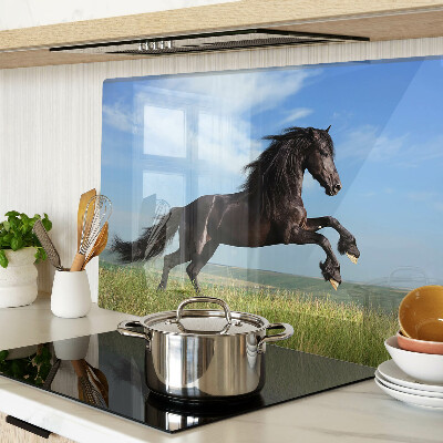 Tagliere in vetro con decorazione di un cavallo nero sul prato