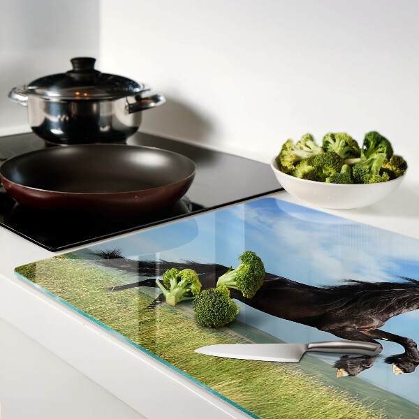 Tagliere in vetro con decorazione di un cavallo nero sul prato