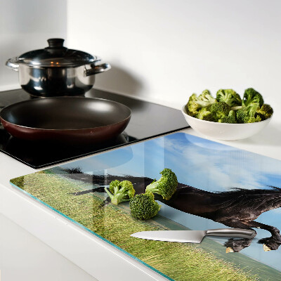 Tagliere in vetro con decorazione di un cavallo nero sul prato