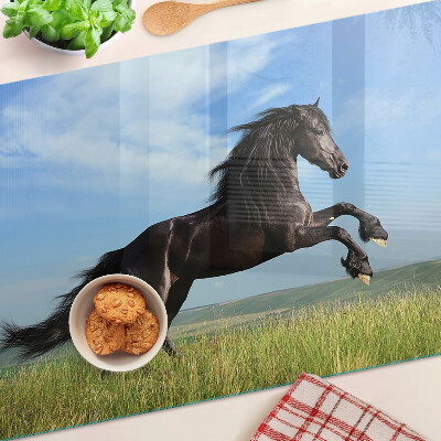 Tagliere in vetro con decorazione di un cavallo nero sul prato