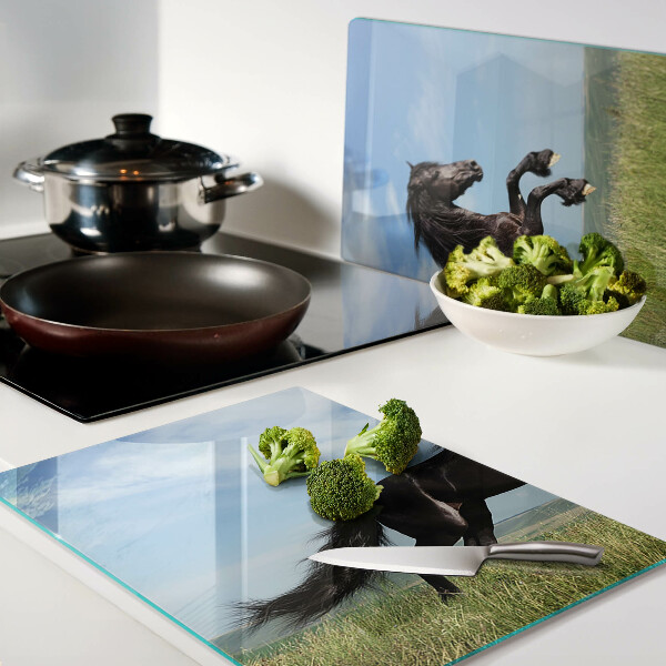 Tagliere in vetro con decorazione di un cavallo nero sul prato