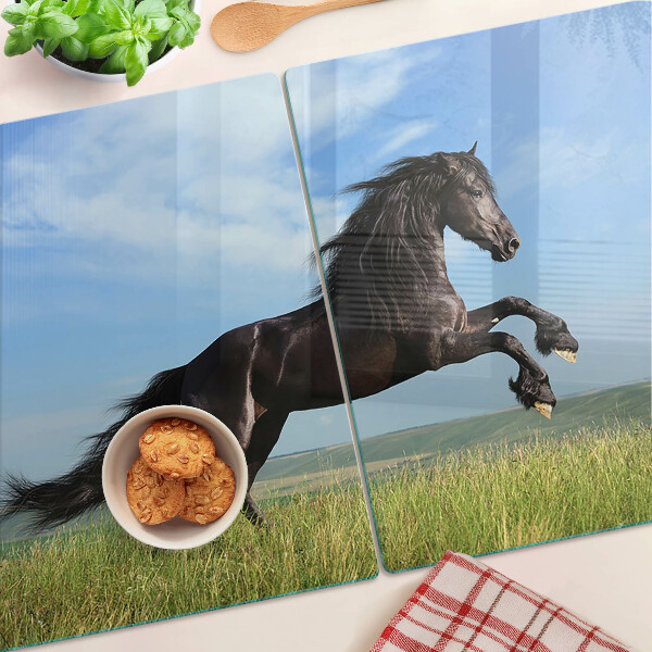 Tagliere in vetro con decorazione di un cavallo nero sul prato