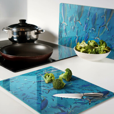 Tagliere in vetro temperato con decorazione raffigurante un banco di pesci sull'acqua