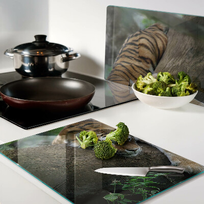 Tagliere in vetro temperato con stampa di una tigre su un tronco d'albero