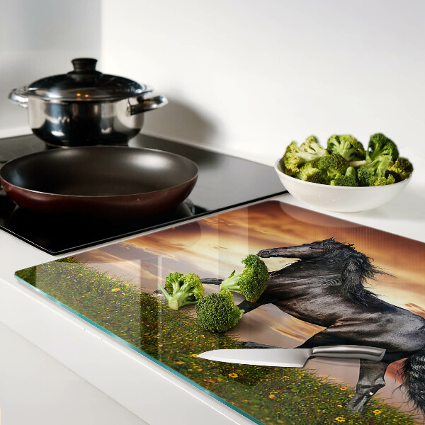 Tagliere in vetro temperato con stampa di un cavallo davanti al sole al tramonto