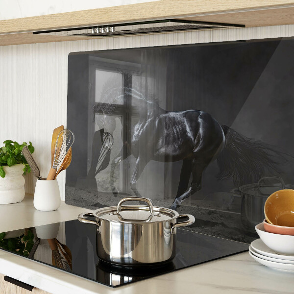 Tagliere in vetro con stampa di un cavallo nero in movimento