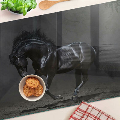 Tagliere in vetro con stampa di un cavallo nero in movimento