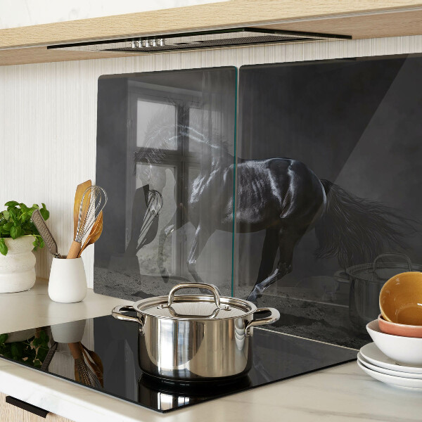 Tagliere in vetro con stampa di un cavallo nero in movimento