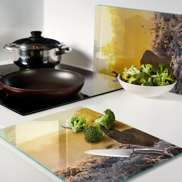 Tagliere in vetro temperato con stampa di un cervo su sfondo di paesaggio mattutino