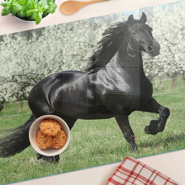 Tagliere in vetro temperato con stampa di un cavallo nero sul prato