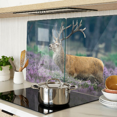 Tagliere in vetro temperato con stampa di un cervo in un paesaggio con lavanda