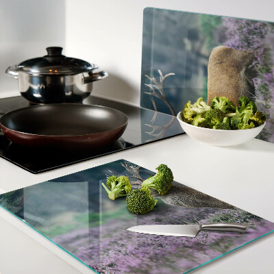 Tagliere in vetro temperato con stampa di un cervo in un paesaggio con lavanda