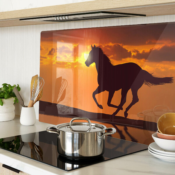 Tagliere in vetro con stampa di un cavallo davanti al sole al tramonto