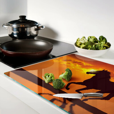 Tagliere in vetro con stampa di un cavallo davanti al sole al tramonto