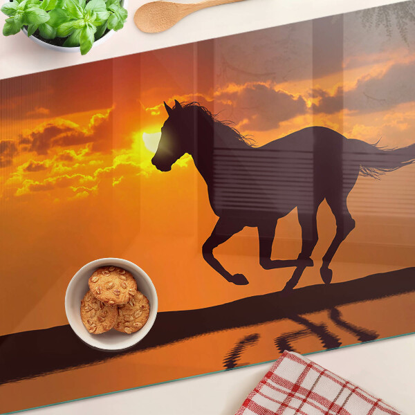 Tagliere in vetro con stampa di un cavallo davanti al sole al tramonto