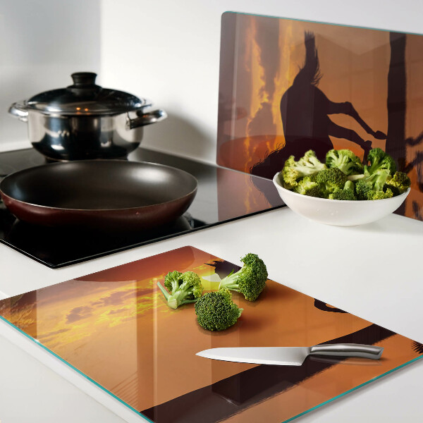 Tagliere in vetro con stampa di un cavallo davanti al sole al tramonto