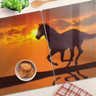 Tagliere in vetro con stampa di un cavallo davanti al sole al tramonto