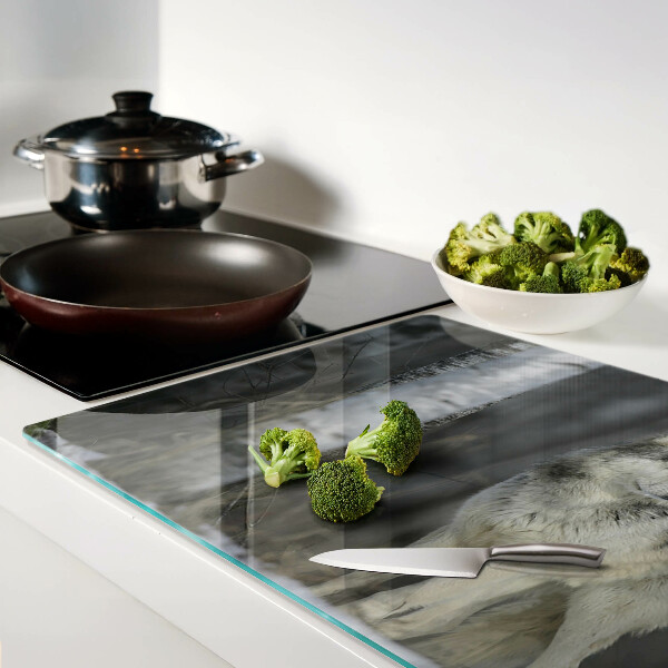 Tagliere in vetro con decorazione raffigurante un lupo in un ambiente boschivo