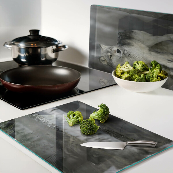 Tagliere in vetro con decorazione raffigurante un lupo in un ambiente boschivo