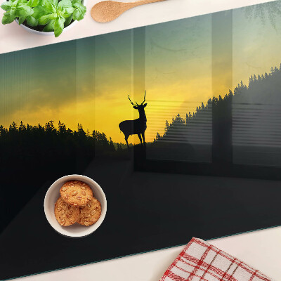 Tagliere in vetro temperato con disegno di un cervo su sfondo di sole al tramonto