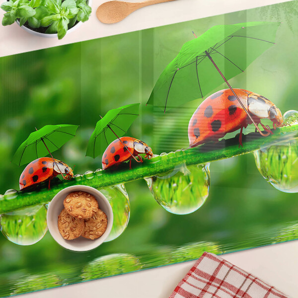 Tagliere in vetro temperato con motivo di coccinelle sulle foglie e gocce d'acqua