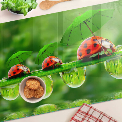 Tagliere in vetro temperato con motivo di coccinelle sulle foglie e gocce d'acqua