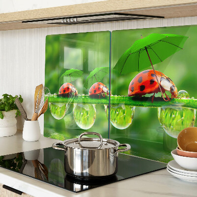 Tagliere in vetro temperato con motivo di coccinelle sulle foglie e gocce d'acqua