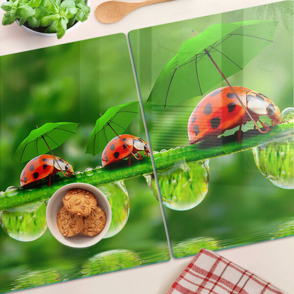 Tagliere in vetro temperato con motivo di coccinelle sulle foglie e gocce d'acqua