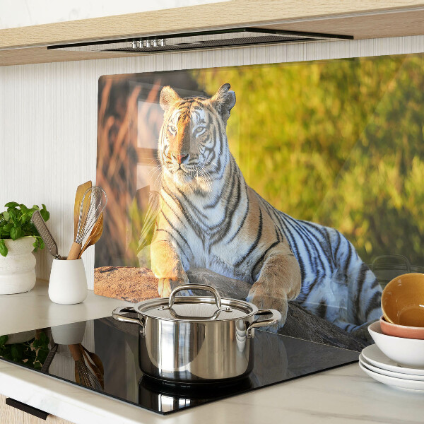 Tagliere in vetro con stampa di una tigre su sfondo naturalistico