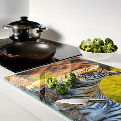 Tagliere in vetro con stampa di una tigre su sfondo naturalistico